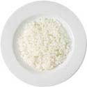 Riz blanc dans une cuvette blanche